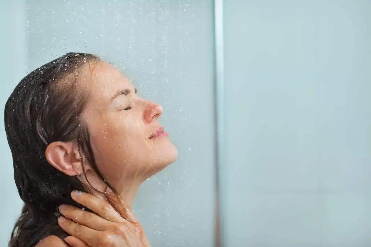 Why do people in European countries like to bathe with disposable non-woven washgloves?